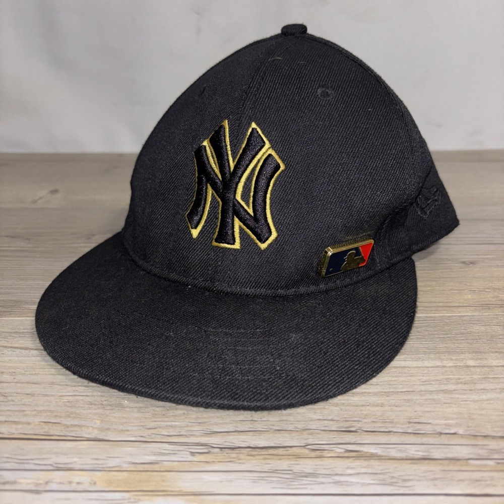 New Era 9FIFTY Snapback New York Yankees Black Hat Gold Trim Metal MLB Badge